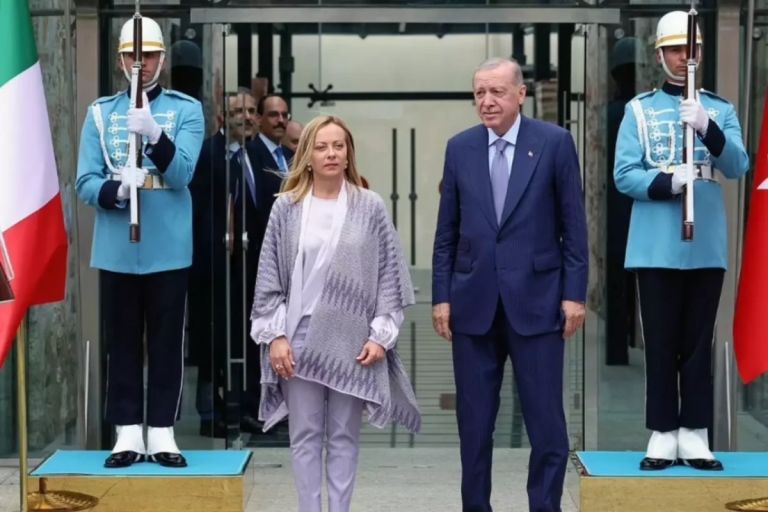Τριμερής: Η Μελόνι προσεγγίζει τον Ερντογάν και προβληματίζει την Αθήνα