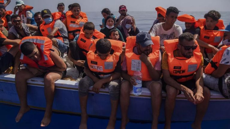 Ναυάγιο κοντά στη Λαμπεντούζα, ανασύρθηκαν τουλάχιστον 20 πτώματα