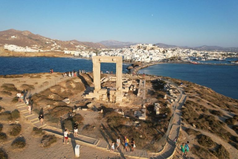 ΥΠΠΟ: Προσωρινή περίφραξη με συρματόπλεγμα στην Πορτάρα Νάξου