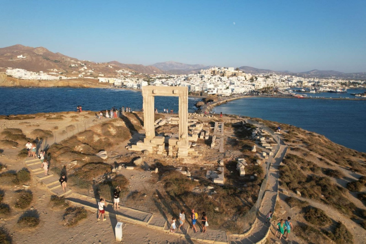 ΥΠΠΟ: Προσωρινή περίφραξη με συρματόπλεγμα στην Πορτάρα Νάξου