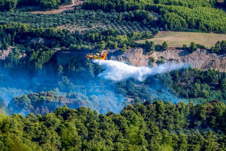Σε υποχώρηση οι φωτιές σε Ανατολική Αττική και Ηλεία
