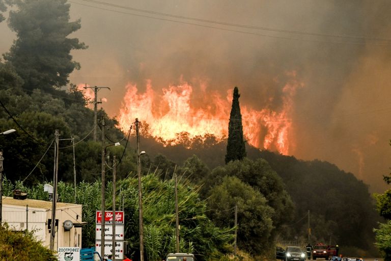 Οι φλόγες καίνε ανεξέλγκτα στην Πάτρα