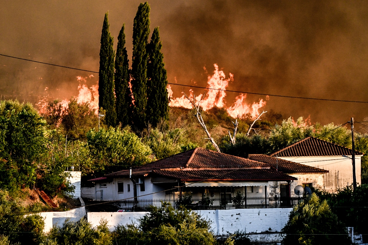 Νέα εστία φωτιάς στα Πετράλωνα Μεσσηνίας – Μήνυμα του 112 για εκκένωση
