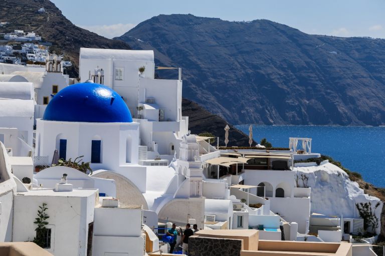 «Εισιτήριο Εισόδου» στα Νησιά: Η Οικονομία του Υπερτουρισμού Χτυπά Παξούς, Ιθάκη και Σύμη