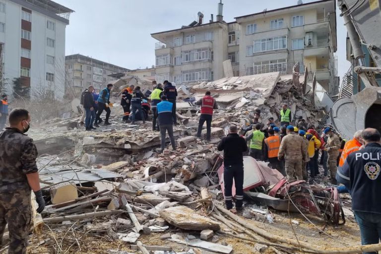 Τουρκία: Ένας νεκρός και 29 τραυματίες από τον σεισμό των 6,1 Ρίχτερ