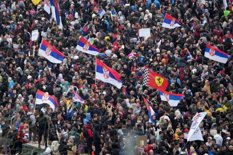 Σερβία: Πέμπτη νύχτα βίαιων επεισοδίων σε αντικυβερνητικές διαδηλώσεις