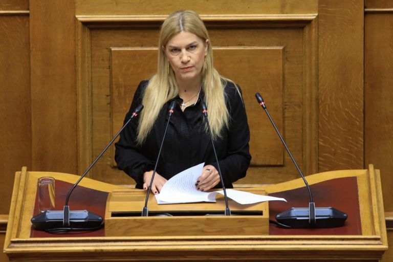 Βολουδάκη για μετανάστη που επιτέθηκε σε Εύζωνες: “Καμία ανοχή στη βεβήλωση των εθνικών συμβόλων”