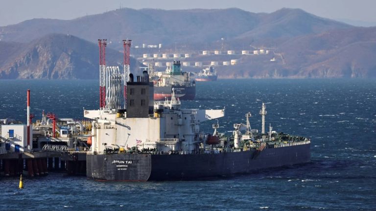 Ανοιχτά της Ινδίας περιμένουν ρωσικά τάνκερ που έχουν δεχτεί κυρώσεις