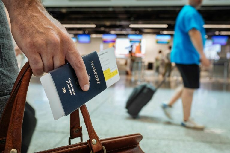 Μετρητά στα τελωνεία: Ψηφιακή η δήλωση από 1η Αυγούστου – Όλες οι αλλαγές για ταξιδιώτες