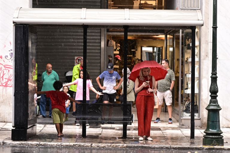 Καιρός: Στους 34 βαθμούς η θερμοκρασία σήμερα με βροχές και καταιγίδες