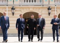 Γιατί ο Ζελένσκι συνοδεύεται από Ευρωπαίους ηγέτες στο ραντεβού με τον Τραμπ Γιατί ο Ζελένσκι συνοδεύεται από Ευρωπαίους ηγέτες στο ραντεβού με τον Τραμπ