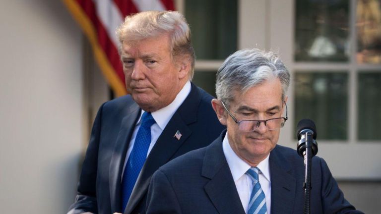 Ο Τραμπ άνοιξε πόλεμο με τη Fed