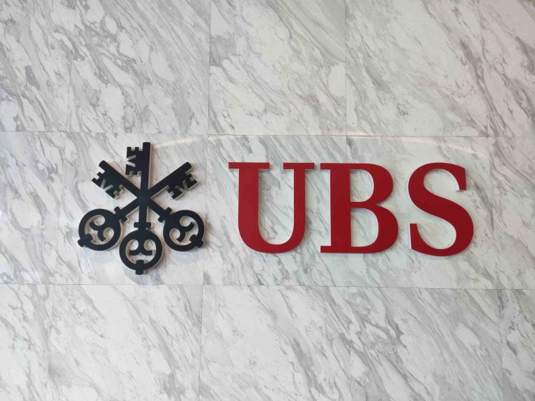 UBS: Οι τρεις καταλύτες για την ελληνική οικονομία το 2025-2026