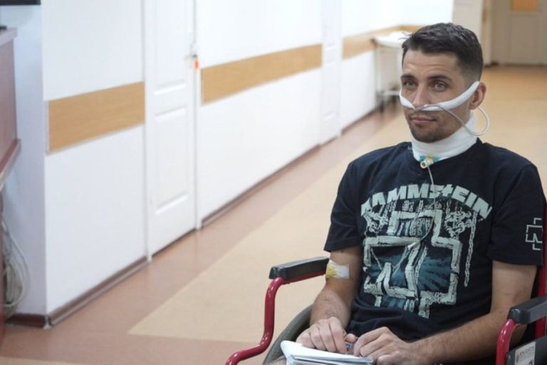 Πόλεμος στην Ουκρανία: Στρατιώτης επέζησε επί πέντε μέρες με κομμένο λαιμό