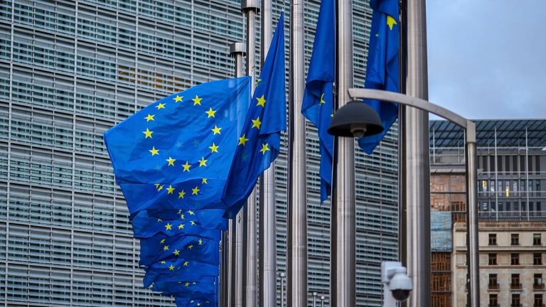 «Στο τραπέζι» της ΕΕ δευτερογενείς κυρώσεις για να «πληγώσει» τη Ρωσία