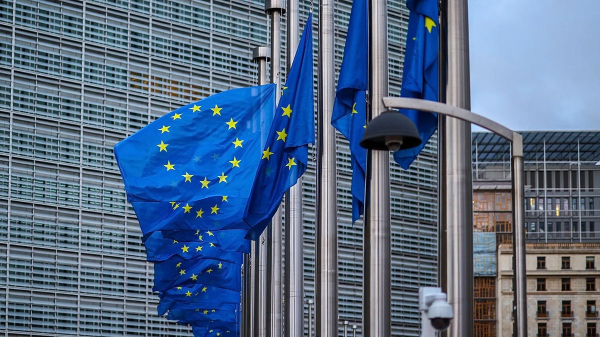 «Στο τραπέζι» της ΕΕ δευτερογενείς κυρώσεις για να «πληγώσει» τη Ρωσία