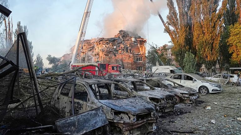 Κόλαση στο Κίεβο: 8 νεκροί και 38 τραυματίες από μπαράζ ρωσικών πυραύλων