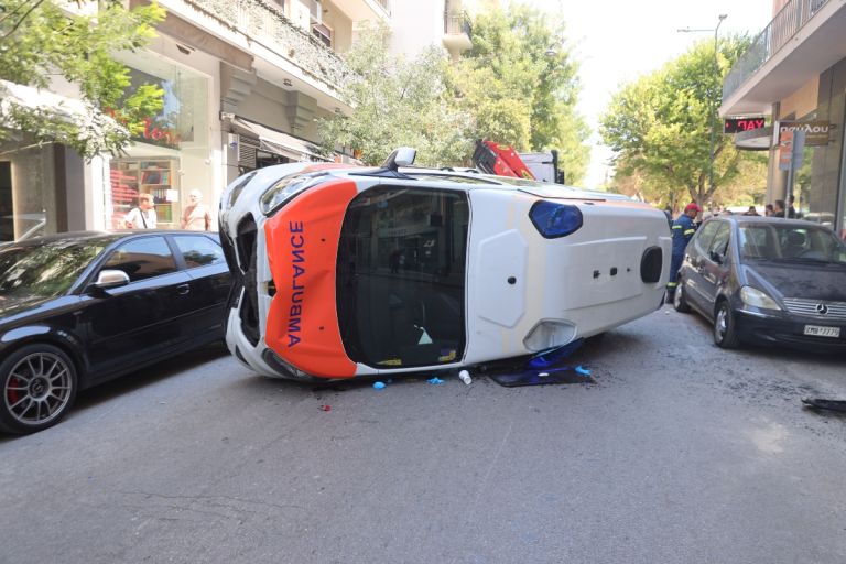 Τραγωδία στο Γουδί: Νεκρός ασθενής από ανατροπή ιδιωτικού ασθενοφόρου