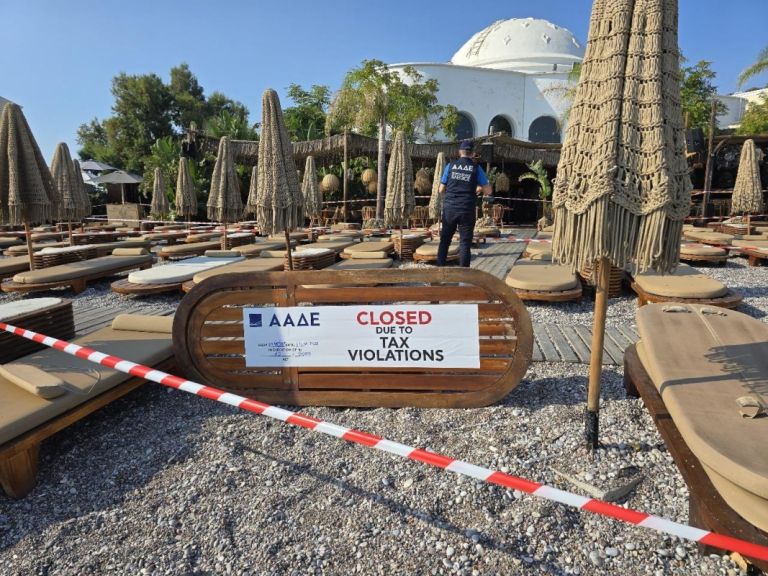 ΑΑΔΕ: Λουκέτο και πρόστιμο €10.500 σε γνωστό beach restaurant στην Ρόδο