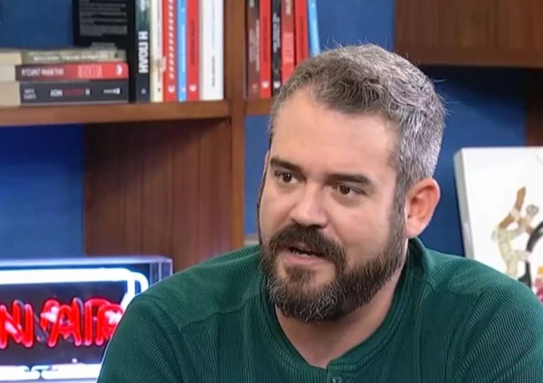 Πυγμαλίων Δαδακαρίδης: Σπάνια εμφάνιση με την Αγγλίδα μητέρα του σε οικογενειακή φωτογραφία