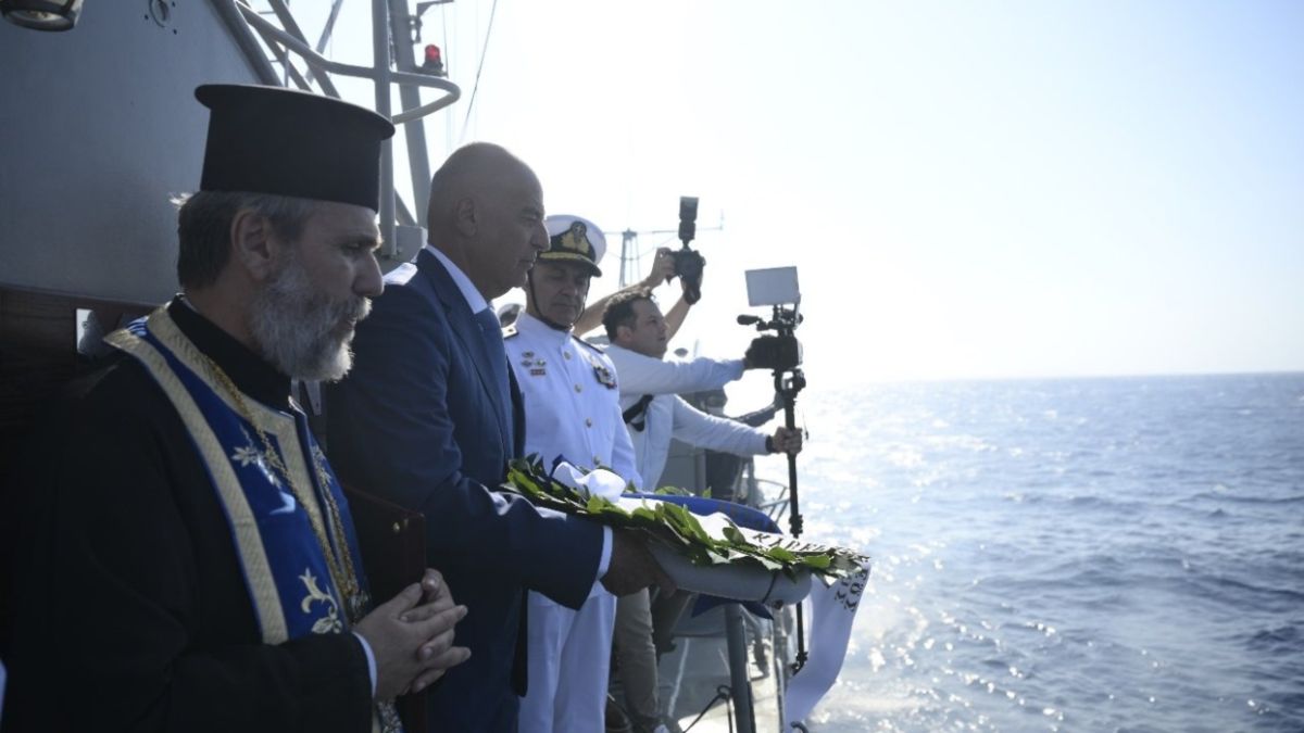 Στην Τήνο ο Νίκος Δένδιας: Τιμή στους πεσόντες του καταδρομικού «Έλλη»