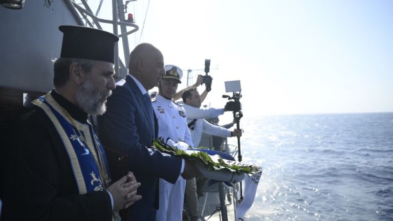 Στην Τήνο ο Νίκος Δένδιας: Τιμή στους πεσόντες του καταδρομικού «Έλλη»