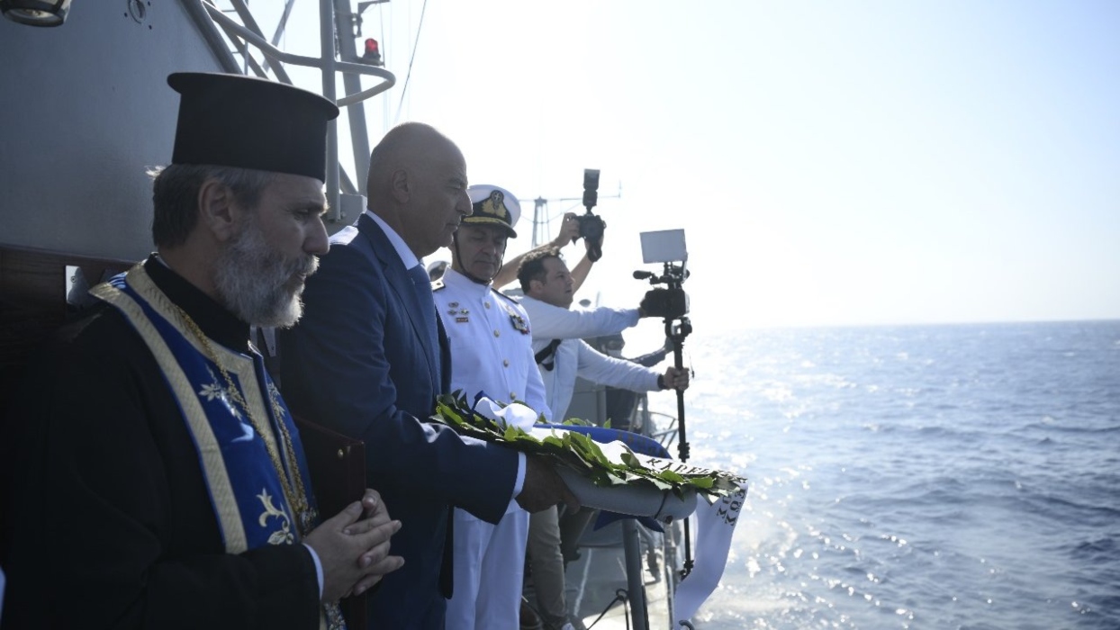 Στην Τήνο ο Νίκος Δένδιας: Τιμή στους πεσόντες του καταδρομικού «Έλλη»