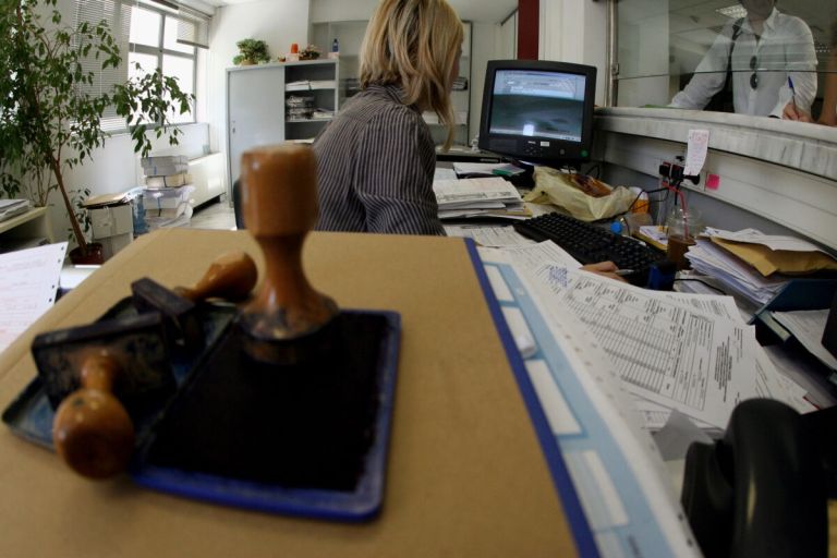 Νέο πειθαρχικό σύστημα για το Δημόσιο: Αυστηρότεροι κανονισμοί και ποινές σε ισχύ από το 2026