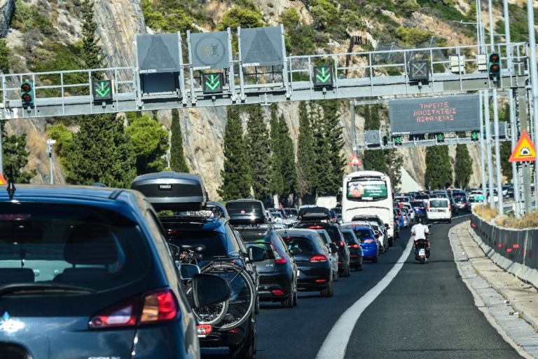 Επιστροφή αδειούχων: Αυξημένη κίνηση στην Αθηνών–Κορίνθου, χαμηλές ταχύτητες από Κινέτα έως Μέγαρα