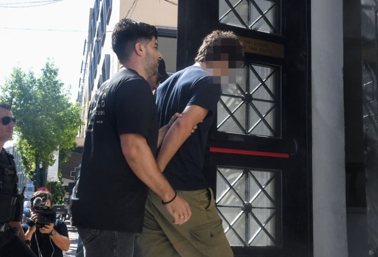 Φωτιά στην Πάτρα: Με σκυμμένο το κεφάλι στα δικαστήρια ο 25χρονος – Αρνείται τις κατηγορίες για εμπρησμό