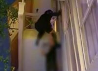 Αστυνομικός μάνα 3 παιδιών απεγκλώβισε 5χρονο αγοράκι από μπαλκόνι στα Καμίνια Αστυνομικός μάνα 3 παιδιών απεγκλώβισε 5χρονο αγοράκι από μπαλκόνι στα Καμίνια