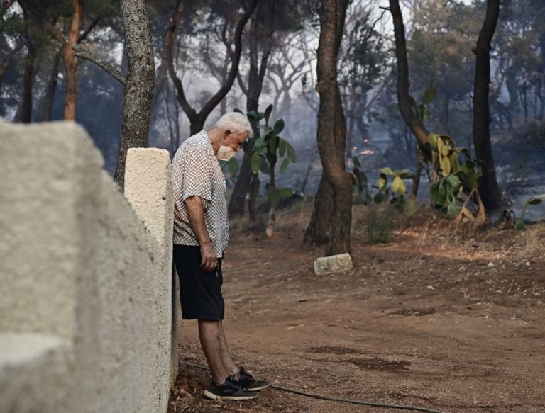 Φωτιά στην Ανατολική Αττική: Μεγάλη καταστροφή, ένας νεκρός και εκκενώσεις σε πλήρη εξέλιξη