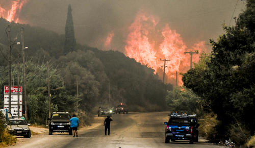 Φωτιά Πάτρα: Καίγονται σπίτια στην Αχαΐα,έκλεισε τμήμα της Πατρών-Πύργου,εκκενώνονται οικισμοί,1 εγκαυματίας