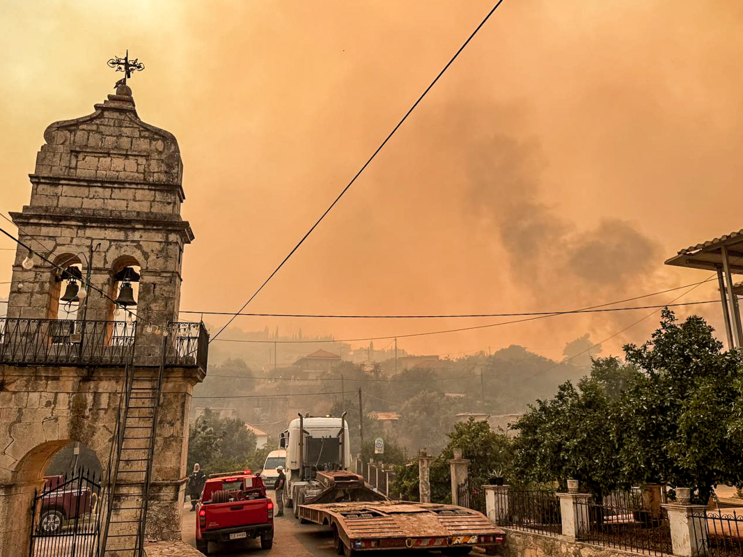 Φωτιές τώρα: Εκκένωση 16 οικισμών,3 τραυματίες Αχαΐα,112 Χίο,ζημιές σε Ζάκυνθο-Μέτωπα σε Πρέβεζα,Σταμνά