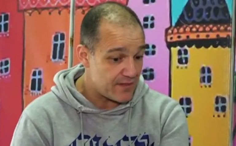 Φώτης Σπύρος: Ήμουν αλκοολικός όπως ο πατέρας μου – Ήταν δύσκολο να διαχειριστεί πως είμαι ομοφυλόφιλος