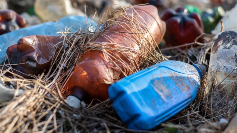 Politico: EU Probes Greece Over Mismanagement of Recycling Funds