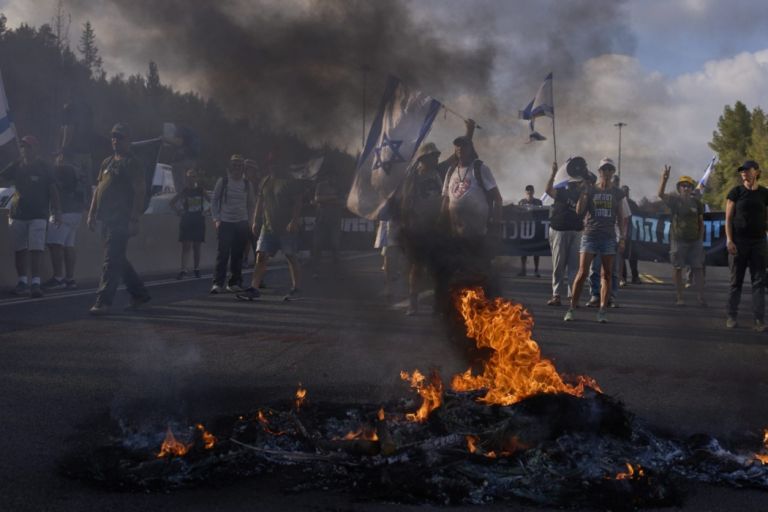 Γάζα: Χιλιάδες Παλαιστίνιοι εκκενώνουν την πόλη, γενική απεργία στο Ισραήλ κατά σχεδίου Νετανιάχου