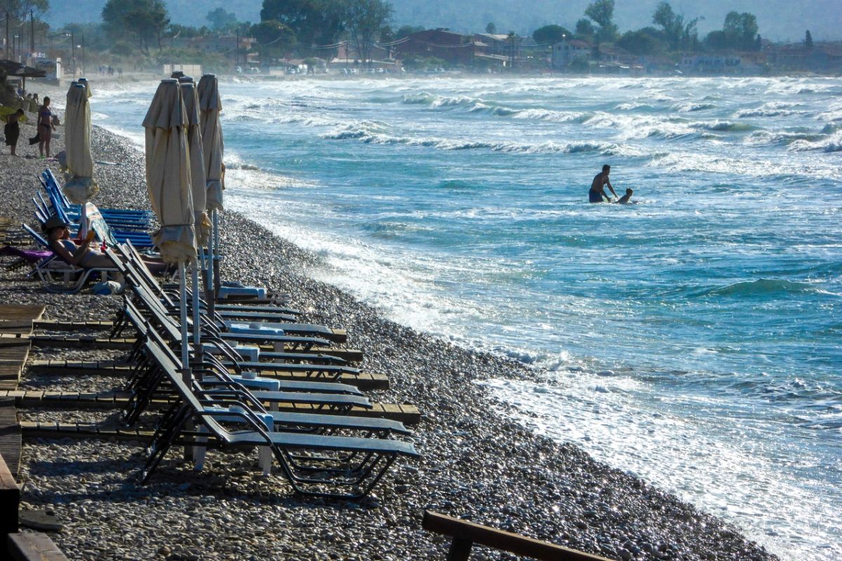 Στα ύψη ο υδράργυρος με ισχυρούς ανέμους – Πού θα «χτυπήσει» η ζέστη