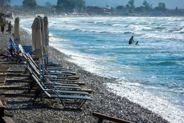 Καιρός σε δύο ταχύτητες: Σήμερα καταιγίδες, το Σαββατοκύριακο καύσωνας [vid]