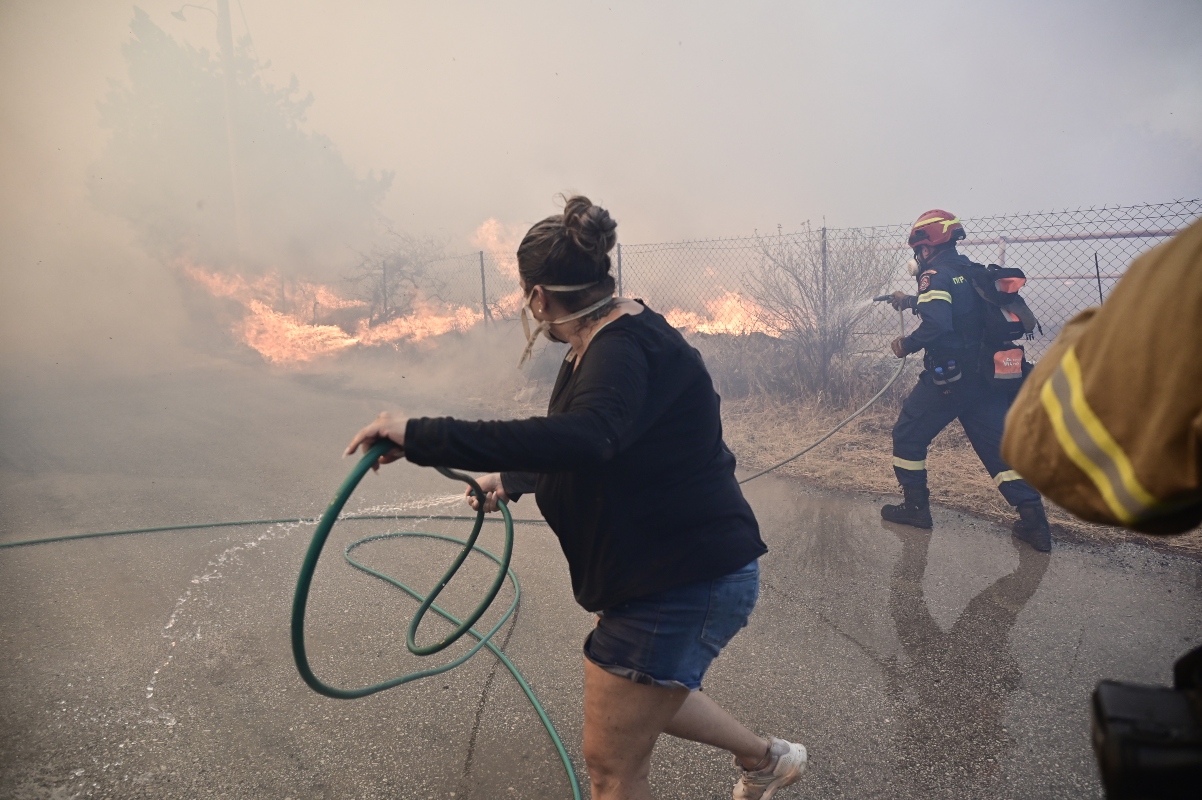 Ένας νεκρός στο Τογάνι – Καίγονται περιουσίες στην Κερατέα