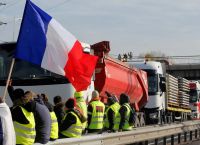 Πολιτική καταιγίδα στη Γαλλία: Γιατί ο Μπαϊρού κινδυνεύει και επιστρέφουν τα «κίτρινα γιλέκα» Πολιτική καταιγίδα στη Γαλλία: Γιατί ο Μπαϊρού κινδυνεύει και επιστρέφουν τα «κίτρινα γιλέκα»