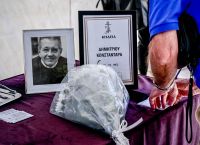 Δημήτρης Κωνσταντάρας: Βαρύ το κλίμα στο «ύστατο χαίρε» – Συντετριμμένοι σύζυγος και παιδιά Δημήτρης Κωνσταντάρας: Βαρύ το κλίμα στο «ύστατο χαίρε» – Συντετριμμένοι σύζυγος και παιδιά