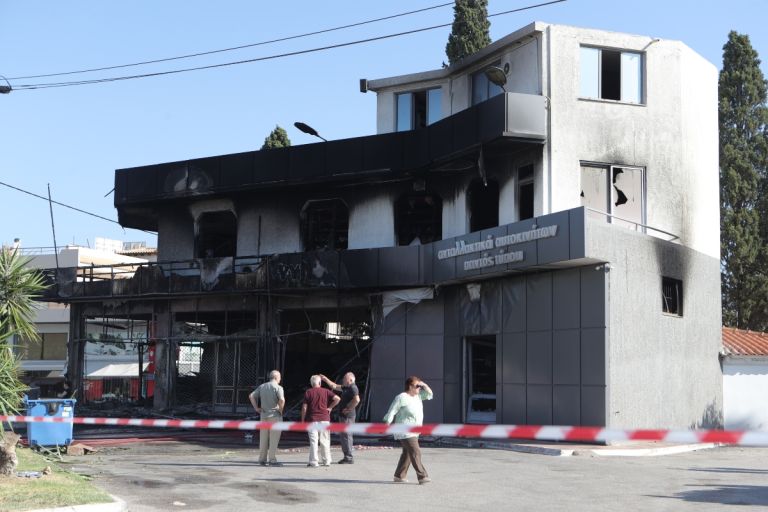 Θανατηφόρο τροχαίο στο Κορωπί: Αυτοκίνητο έπεσε σε κατάστημα και προκάλεσε πυρκαγιά – Νεκρός ο οδηγός