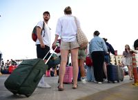 Νέοι σε ηλικία και μόνοι ταξιδεύουν περισσότερο στα νησιά Νέοι σε ηλικία και μόνοι ταξιδεύουν περισσότερο στα νησιά