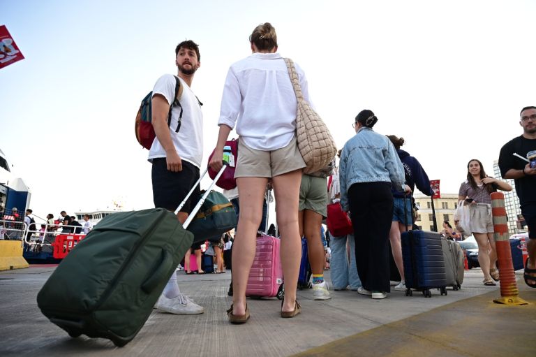 Νέοι σε ηλικία και μόνοι ταξιδεύουν περισσότερο στα νησιά
