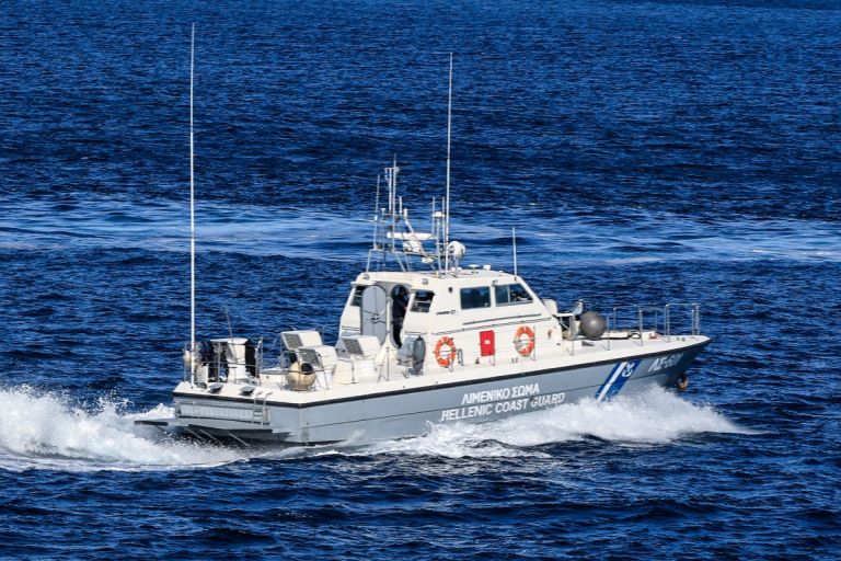 Χίος: Υπό κράτηση τέσσερις αστυνομικοί που ήταν στο πλοίο όταν πήδηξε στη θάλασσα ο κρατούμενος