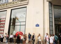 Βρετανοί καταναλωτές εγκαταλείπουν το Λονδίνο για αγορές στο Παρίσι και το Μιλάνο Βρετανοί καταναλωτές εγκαταλείπουν το Λονδίνο για αγορές στο Παρίσι και το Μιλάνο