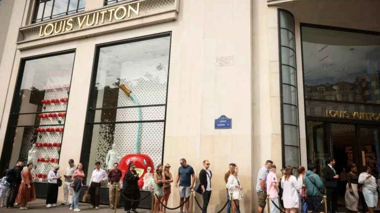 Βρετανοί καταναλωτές εγκαταλείπουν το Λονδίνο για αγορές στο Παρίσι και το Μιλάνο