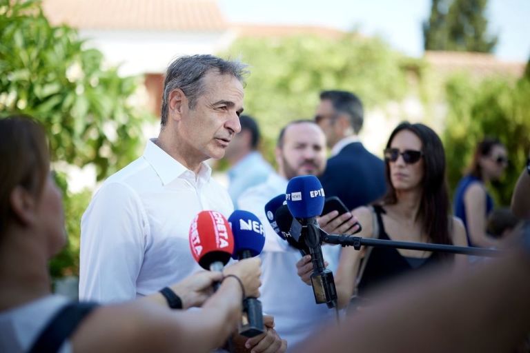 Μητσοτάκης: Η ημέρα είναι αφιερωμένη σε αυτούς που αγωνίζονται για να μας κρατούν ασφαλείς