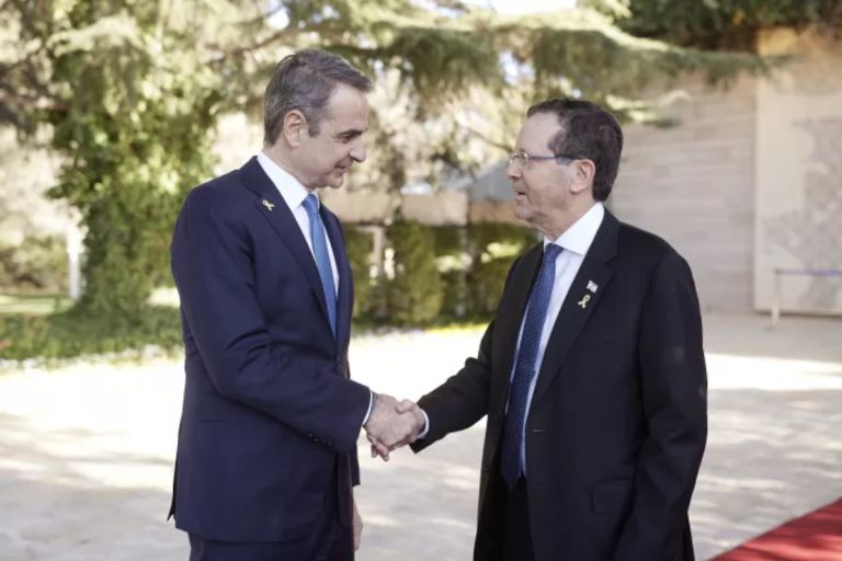 Τηλεφωνική επικοινωνία Μητσοτάκη – Χέρτσογκ με επίκεντρο την απελευθέρωση των ομήρων